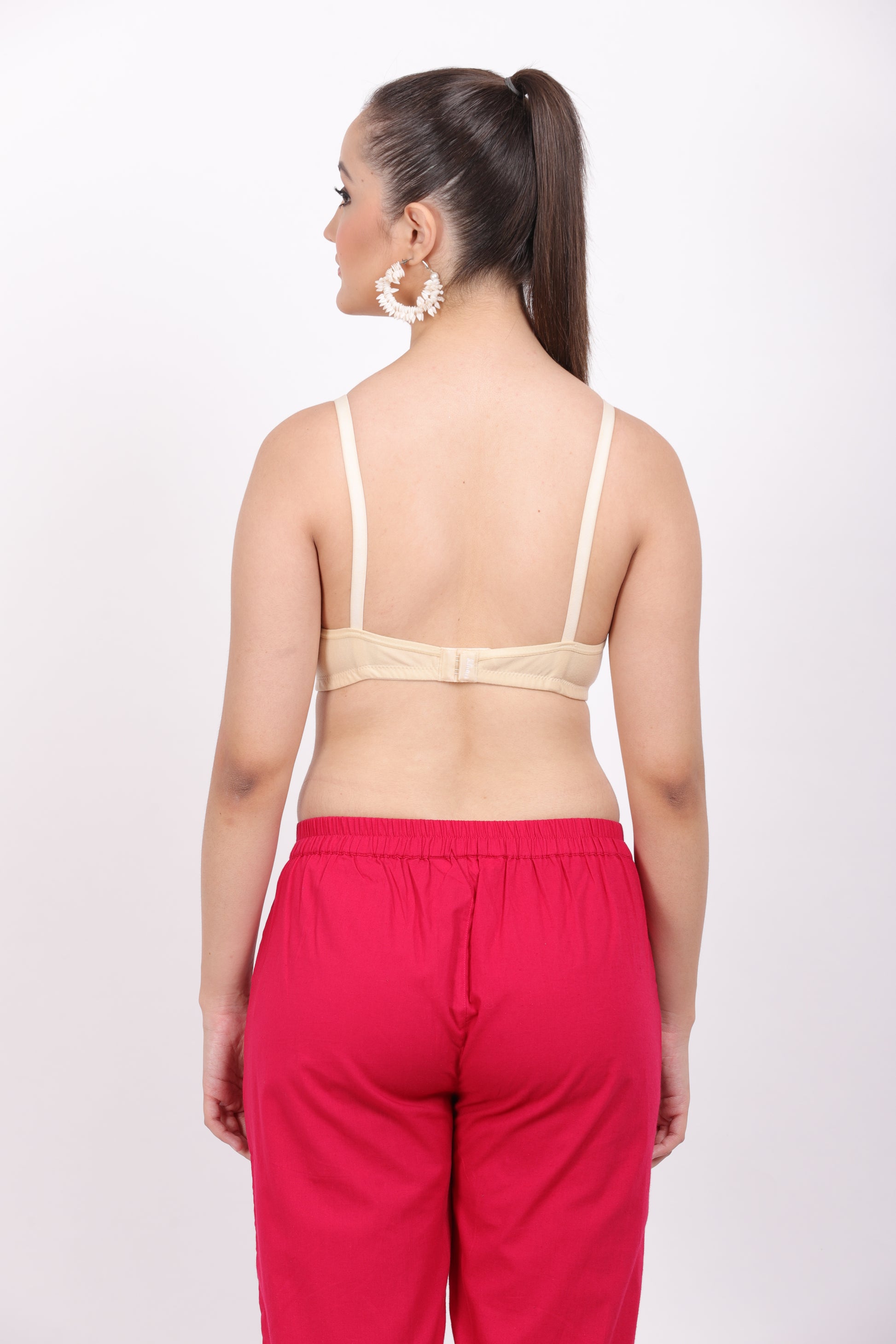 28 size bra with a seamless bra design for women, offering a snug, body-hugging fit and wire-free support.