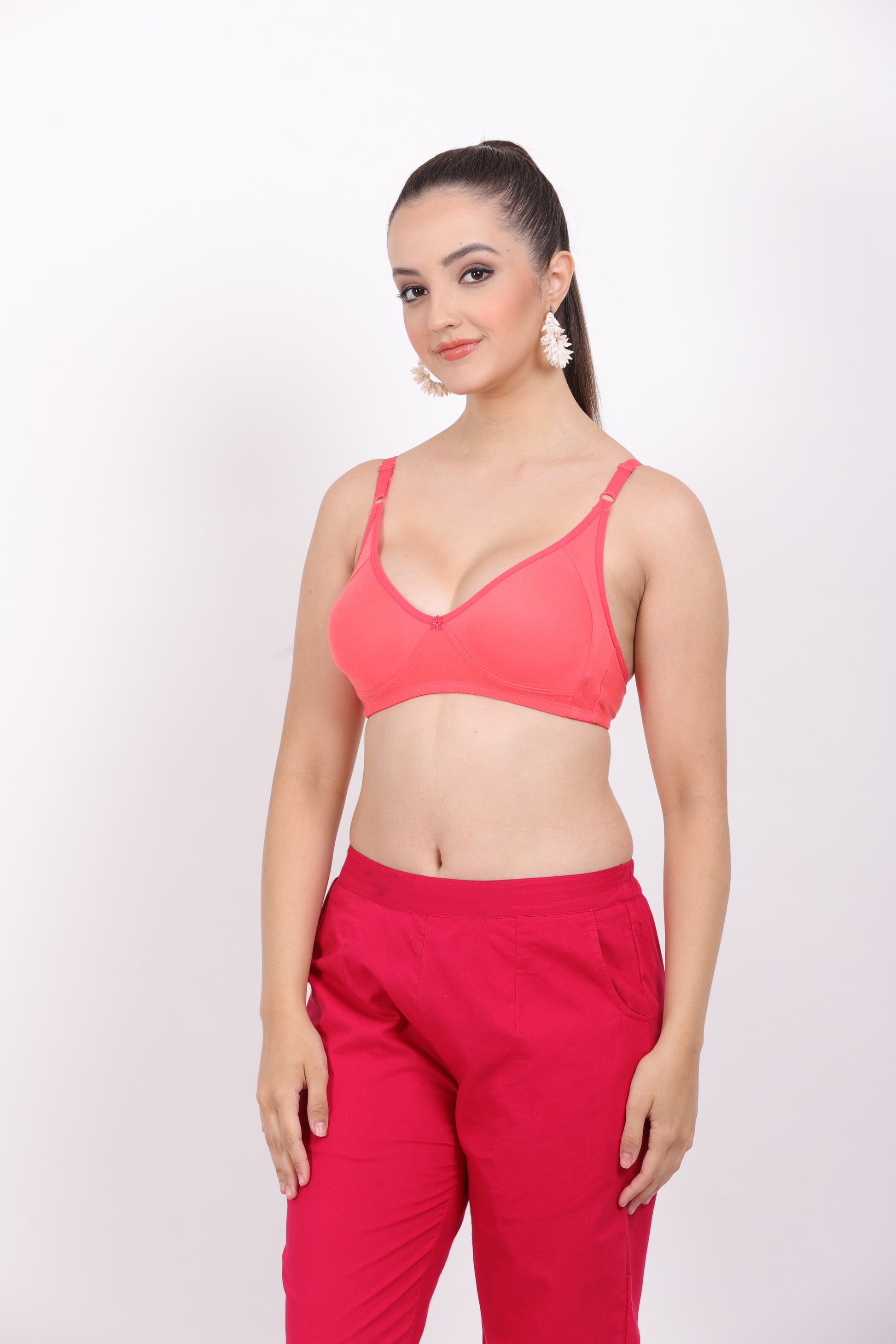 Wireless bra style with adjustable bra straps and a body-hugging fit, ensuring all-day comfort and gentle shaping.