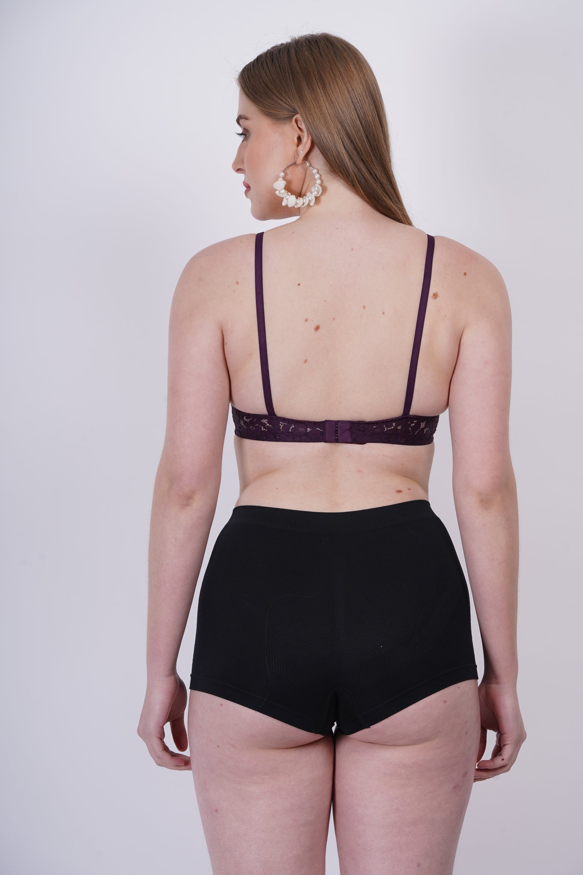 Lace bra with back closure, adjustable straps, and a seamless finish – stylish & supportive.