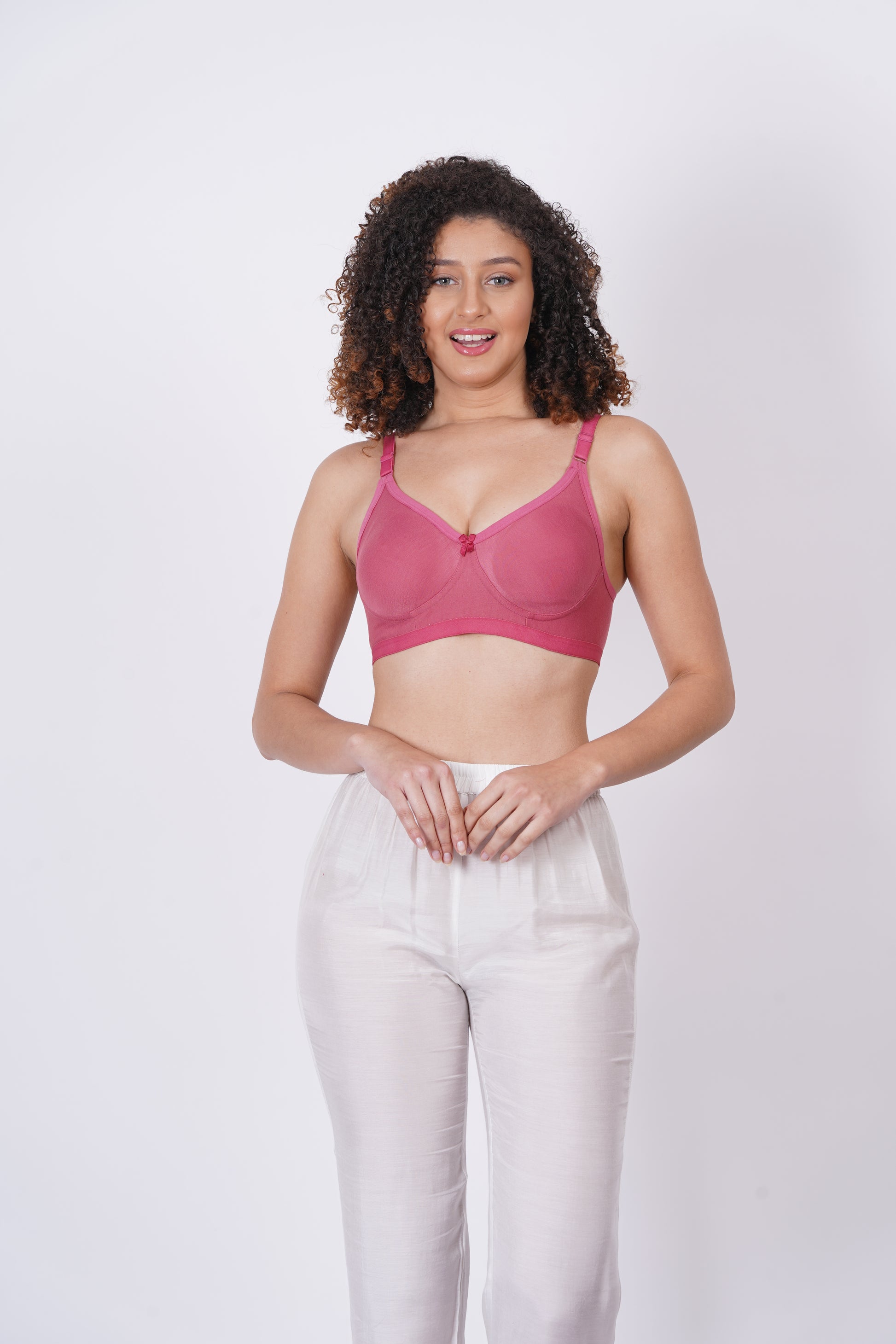 Fig bras online with a wireless bra style, body-hugging fit, and seamed bra structure, making it a go-to choice for all-day wear.


