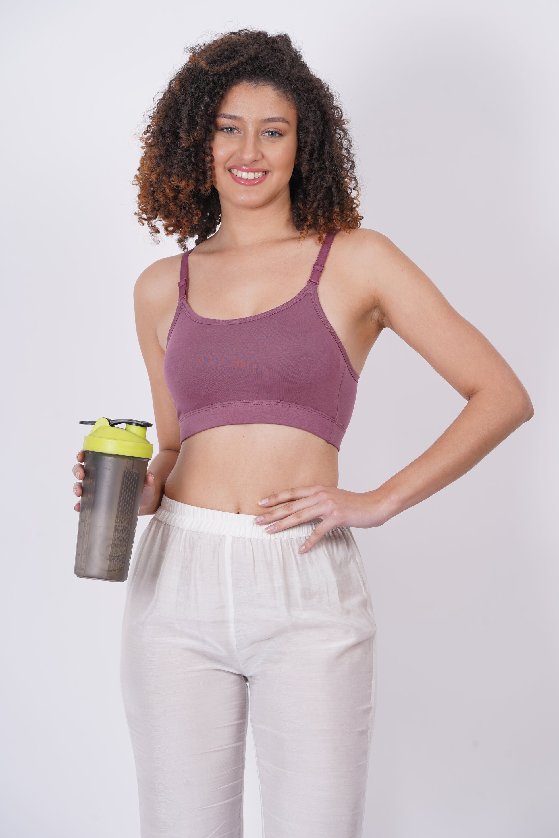 Women’s sports bra, offering medium support for high-impact activities.
