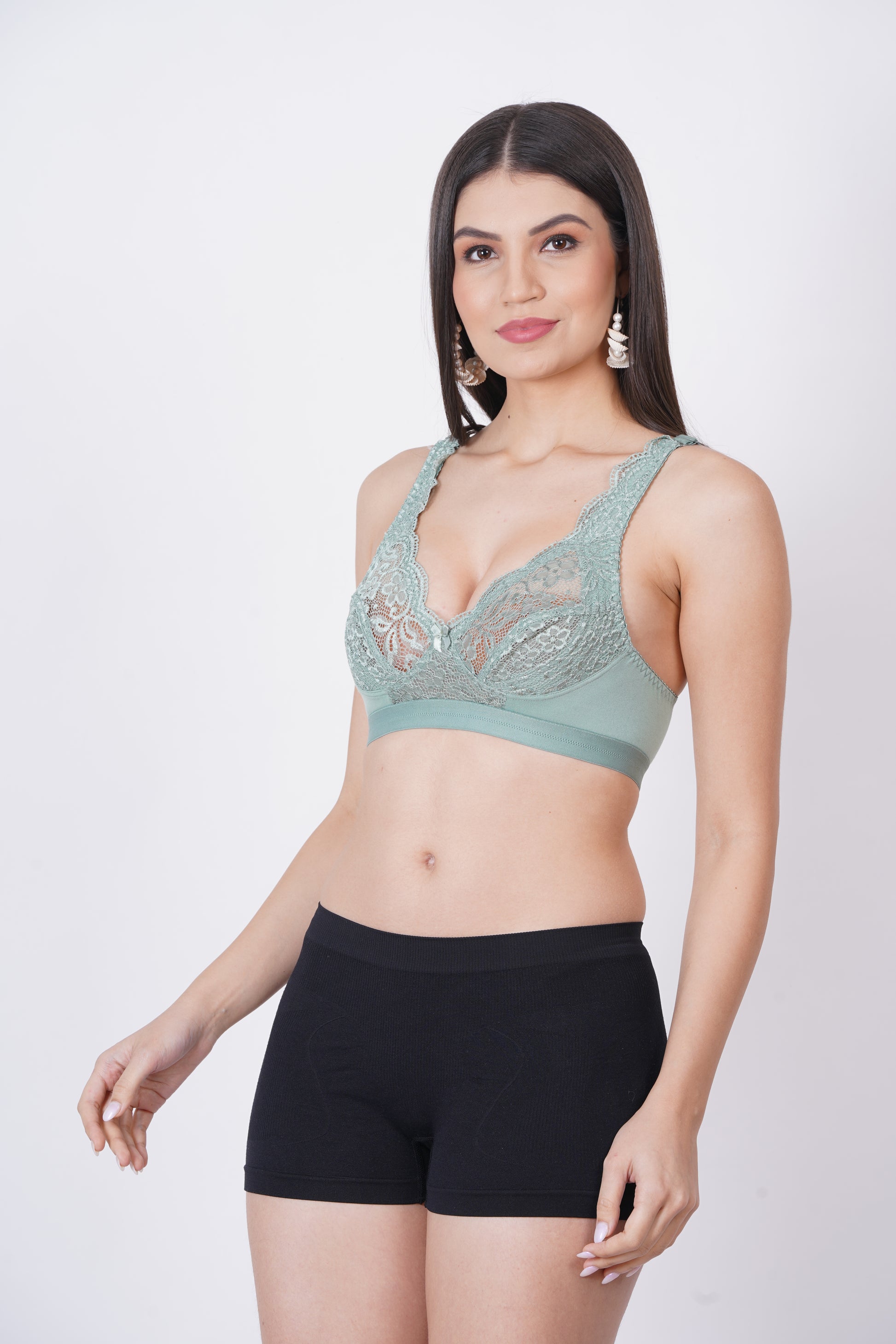Figure Fit lace bra with front closure – ideal for honeymoon and stylish outings.