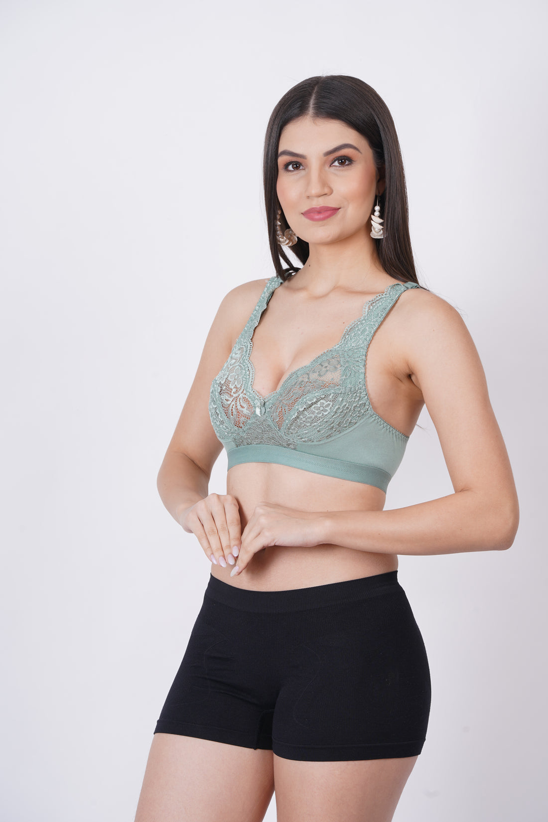 Cup B bra size with front bra closure and net lace detailing – sexy bralette style.