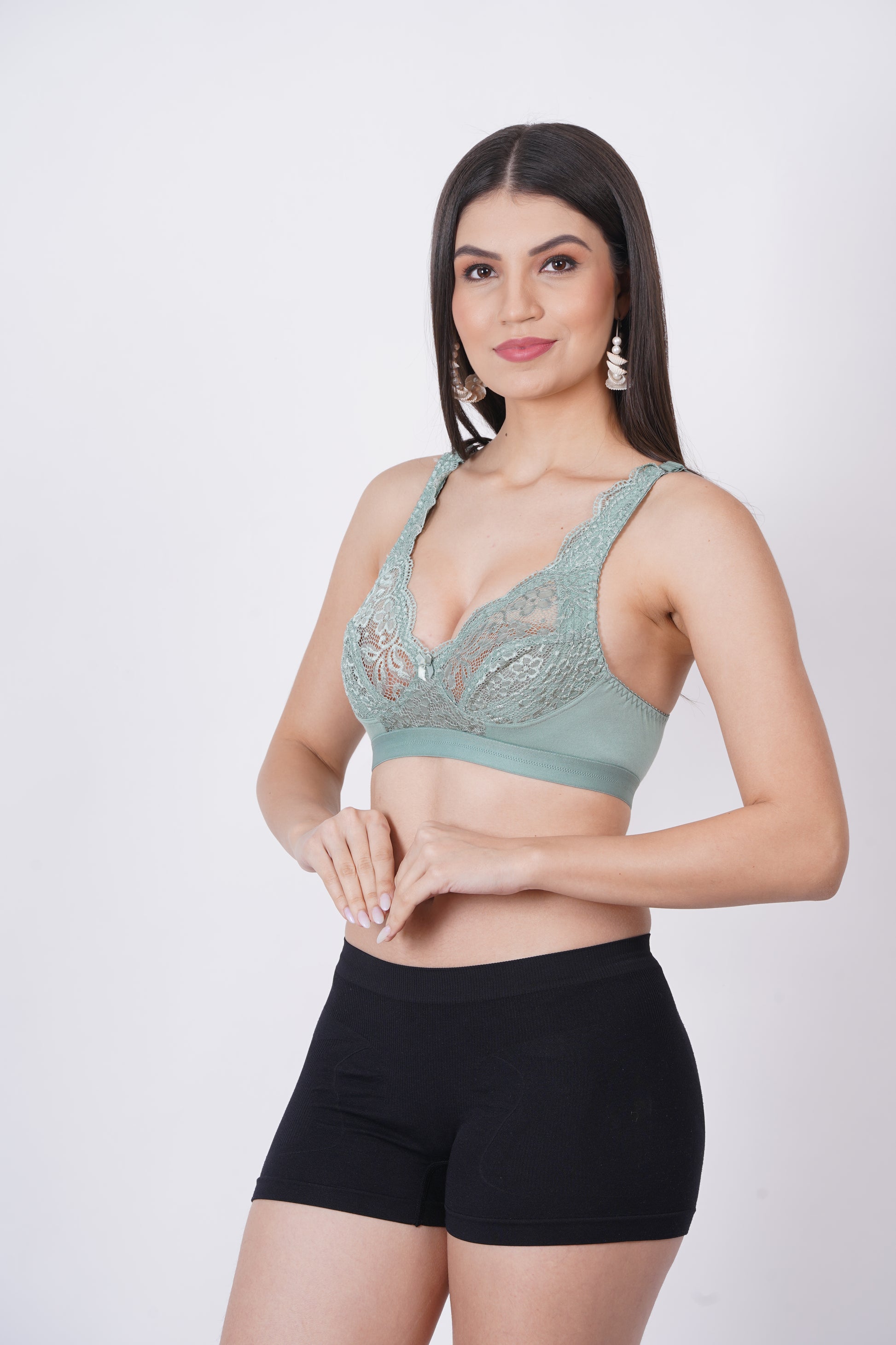 Cup B bra size with front bra closure and net lace detailing – sexy bralette style.