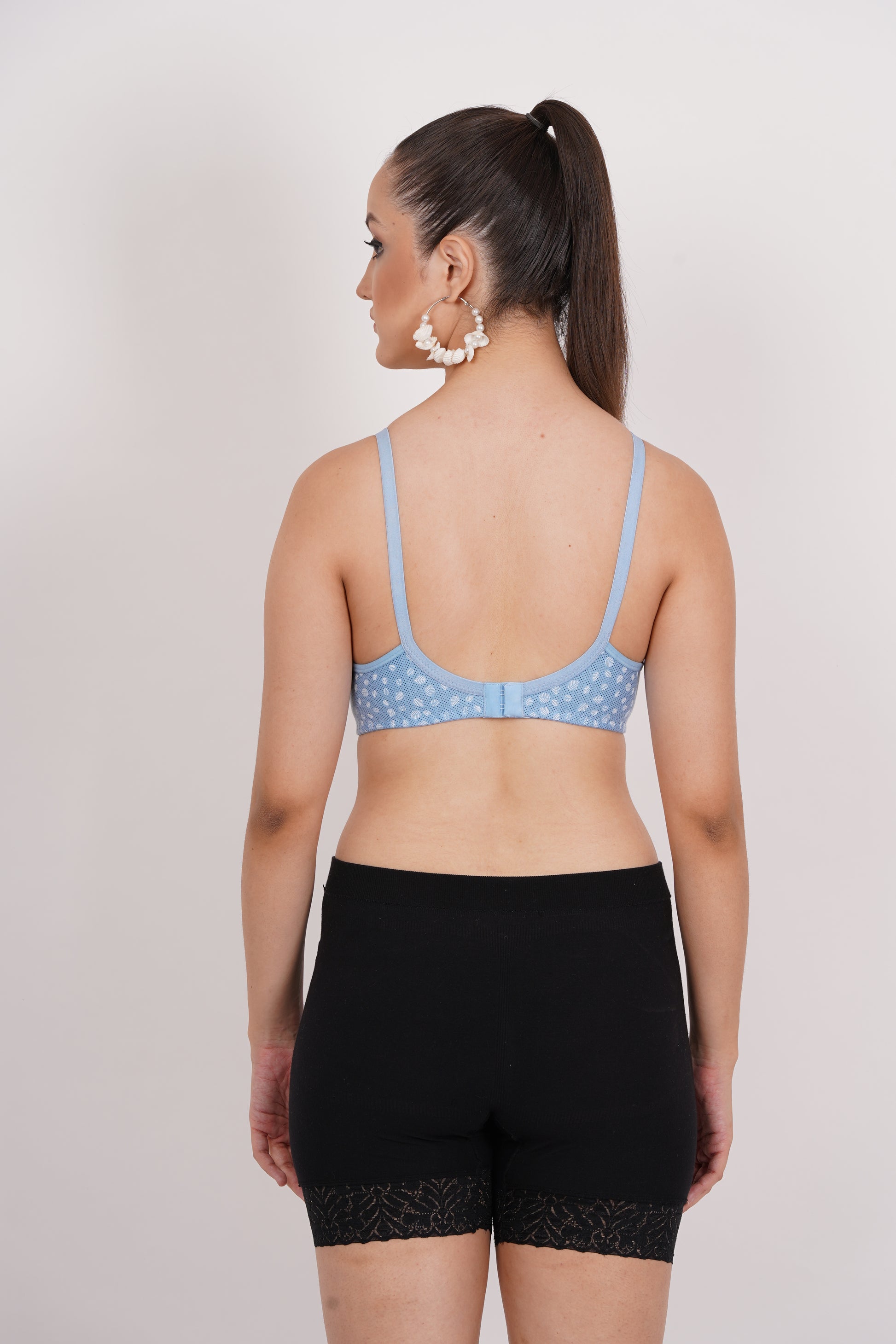 Bra under 200 with a adjustable bra strap and seamless finish. A figure printed bra designed for a perfect, flattering fit.

