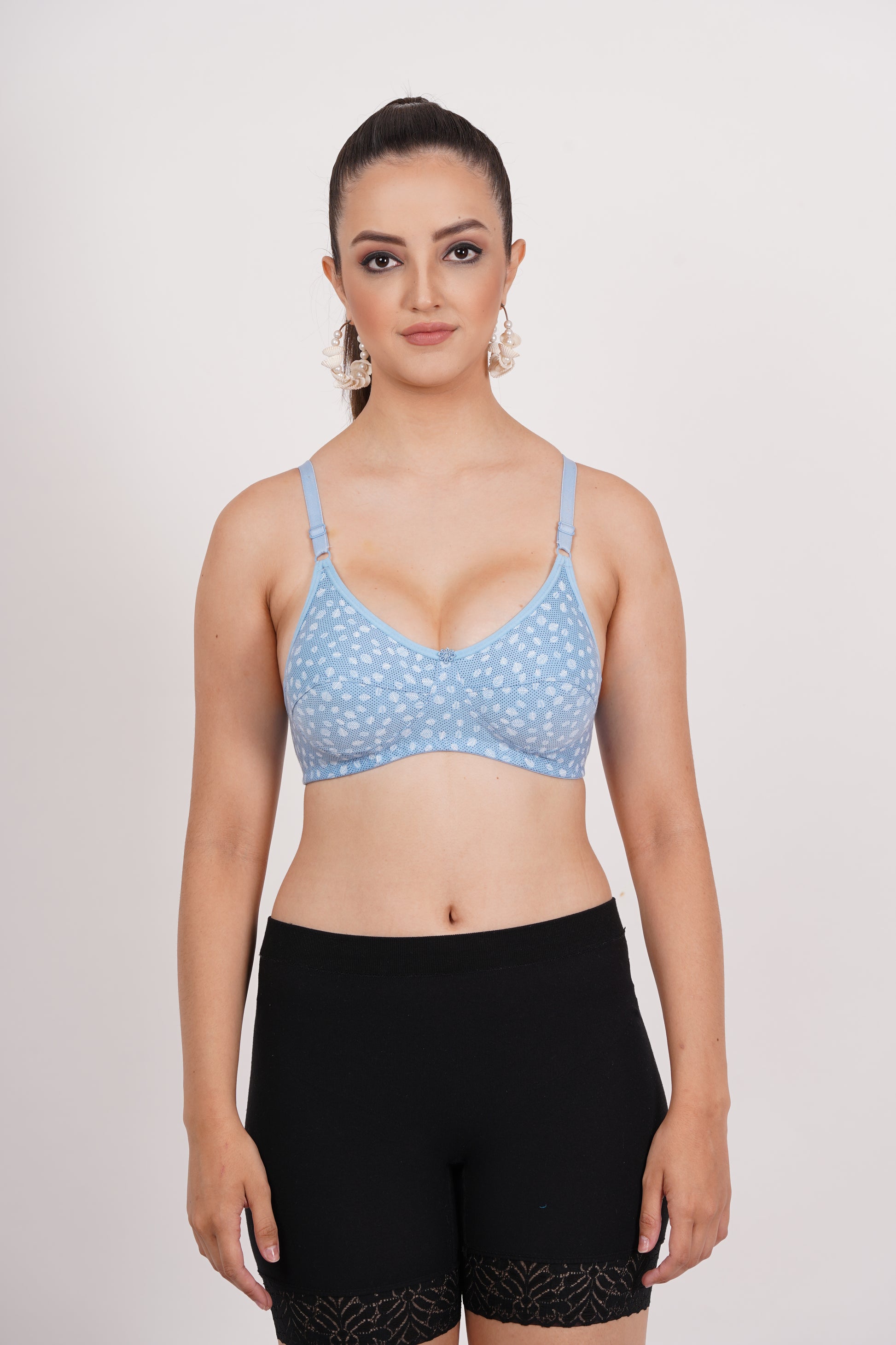 Fig bras online featuring a 44 size bra with a smooth, seamless design and a push-up effect. Ideal lingerie choice for everyday.

