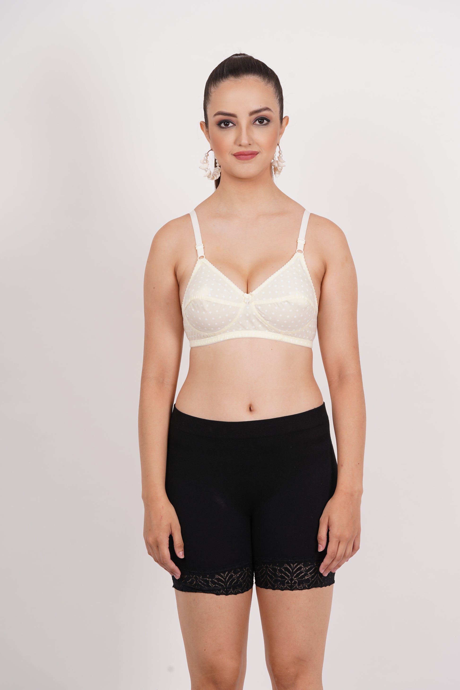 Figure bra with demi coverage and a seamless bra design, making it ideal for every outfit. Adjustable bra straps ensure a customized and secure fit.

