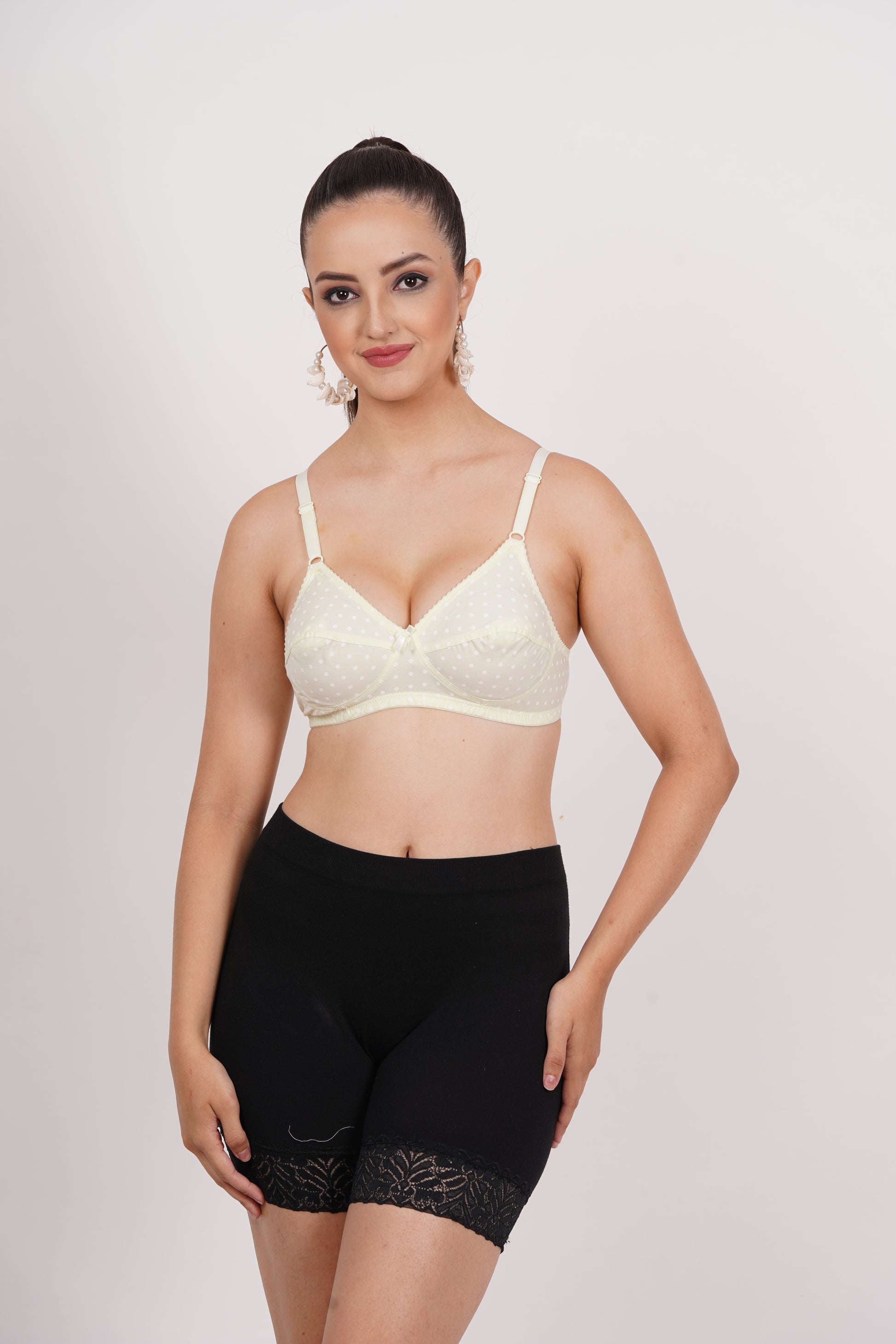 A 28 size bra seamless bra style, offering a lightweight feel and ensuring no visible lines under clothing.


