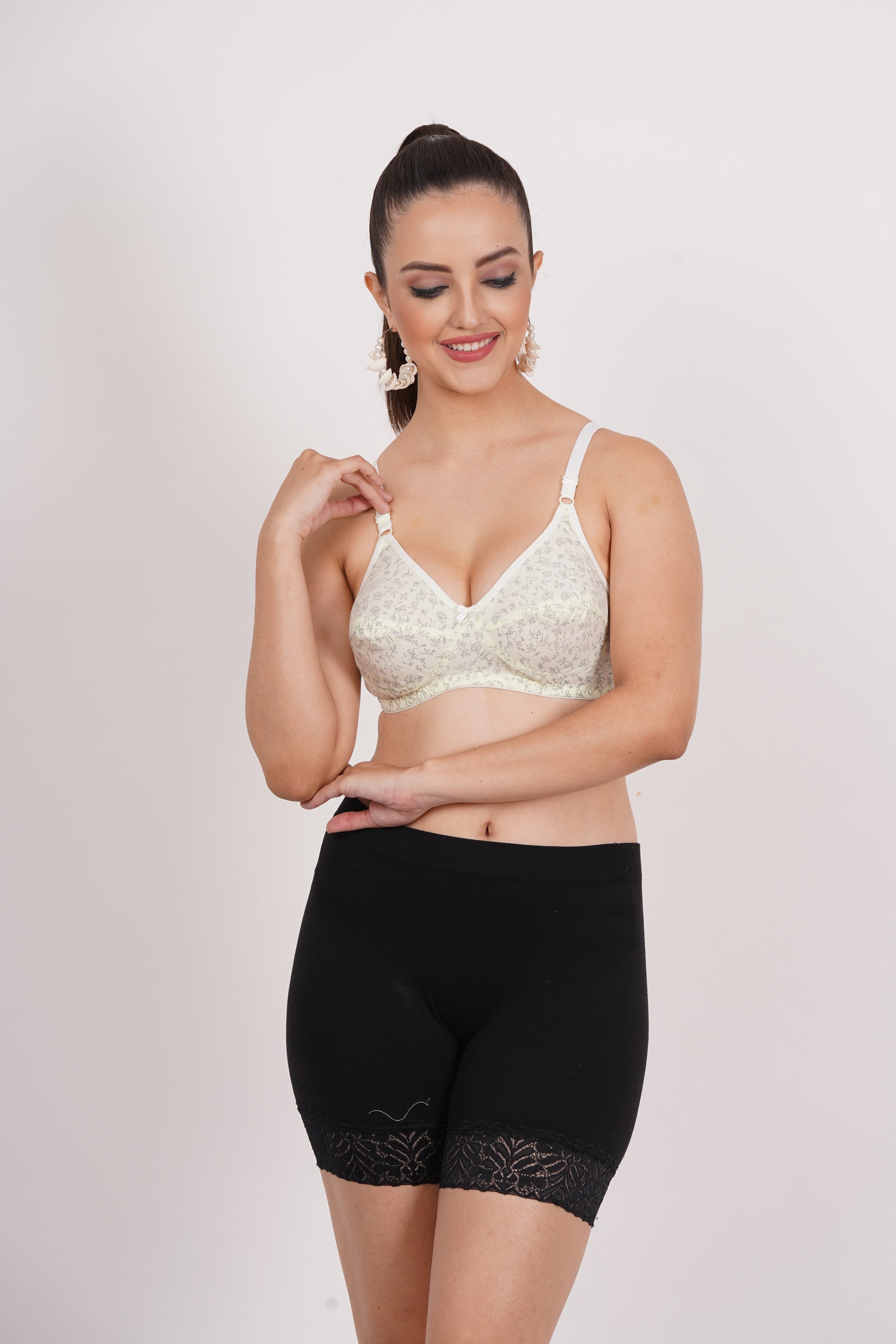 Figure Fit lingerie with back bra closure type and adjustable fit – perfect printed bra for women under Rs 200.