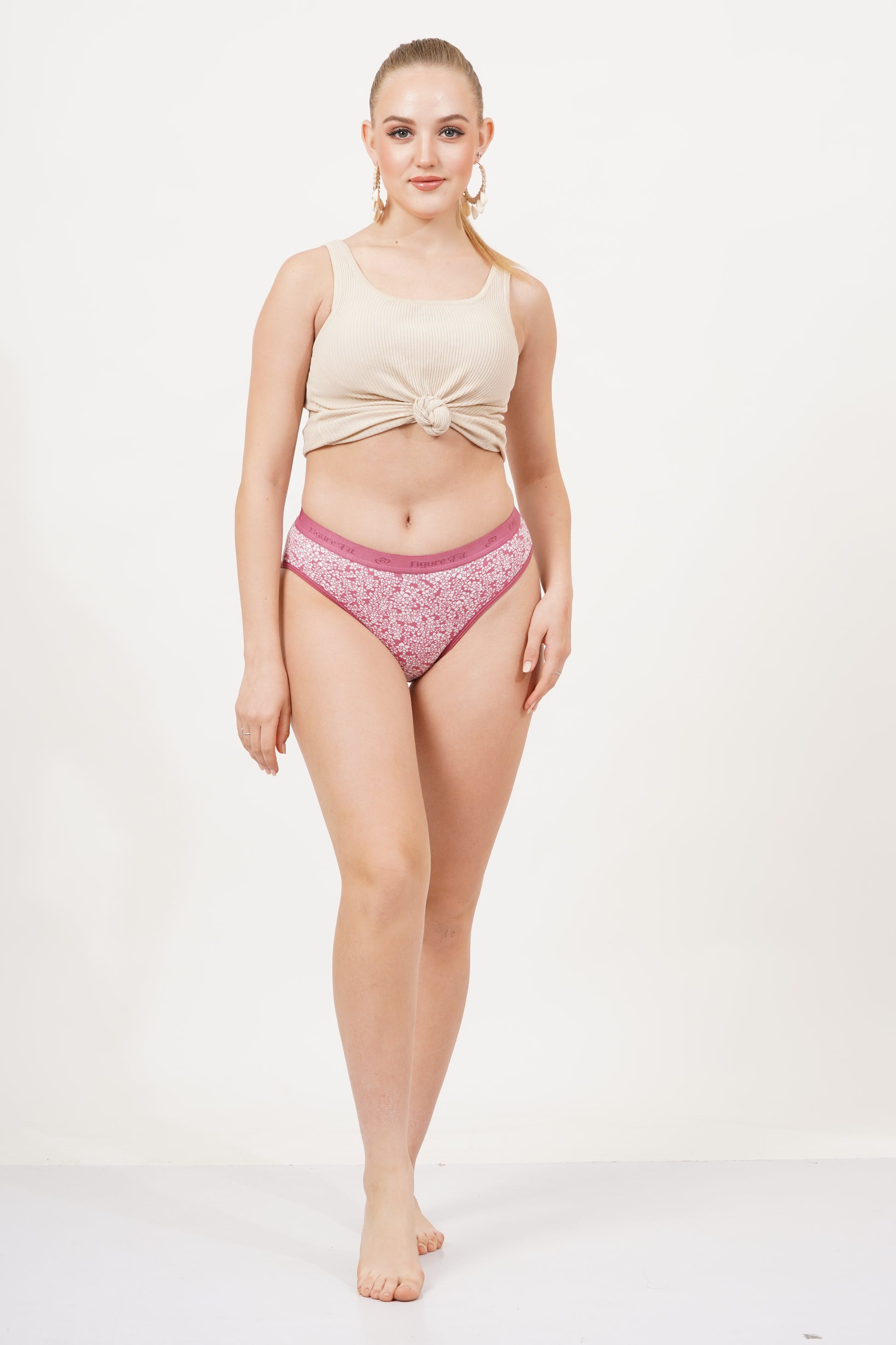 Panty pack of 3, designed for everyday wear with a skin-friendly, breathable fabric for freshness.
