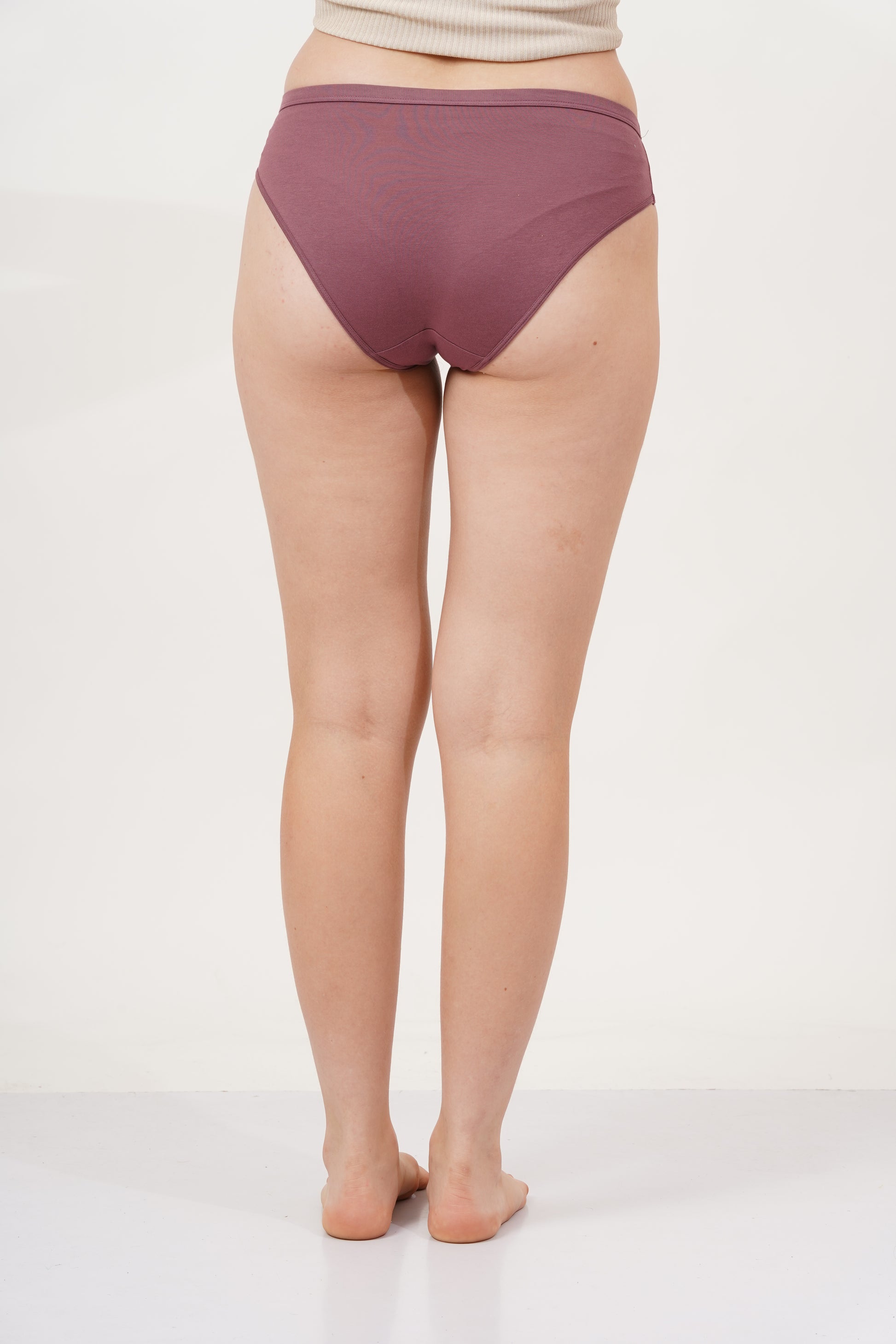 Fit panties featuring an elasticated waistband, ensuring a secure and irritation-free experience.

