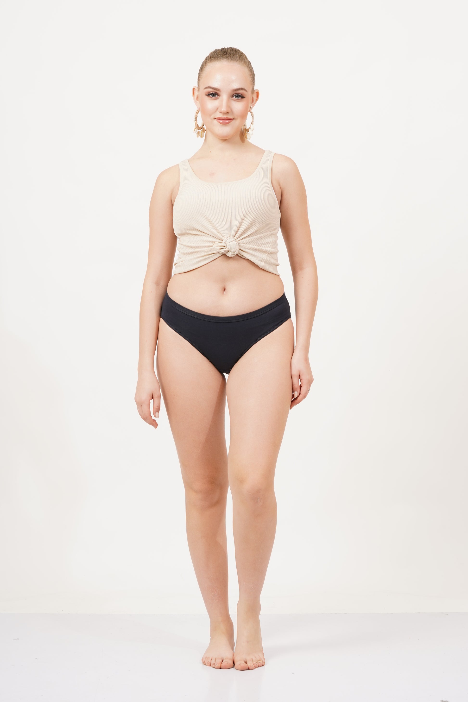 Panty pack of 3, featuring a body-hugging fit and stretchable material for ultimate ease.
