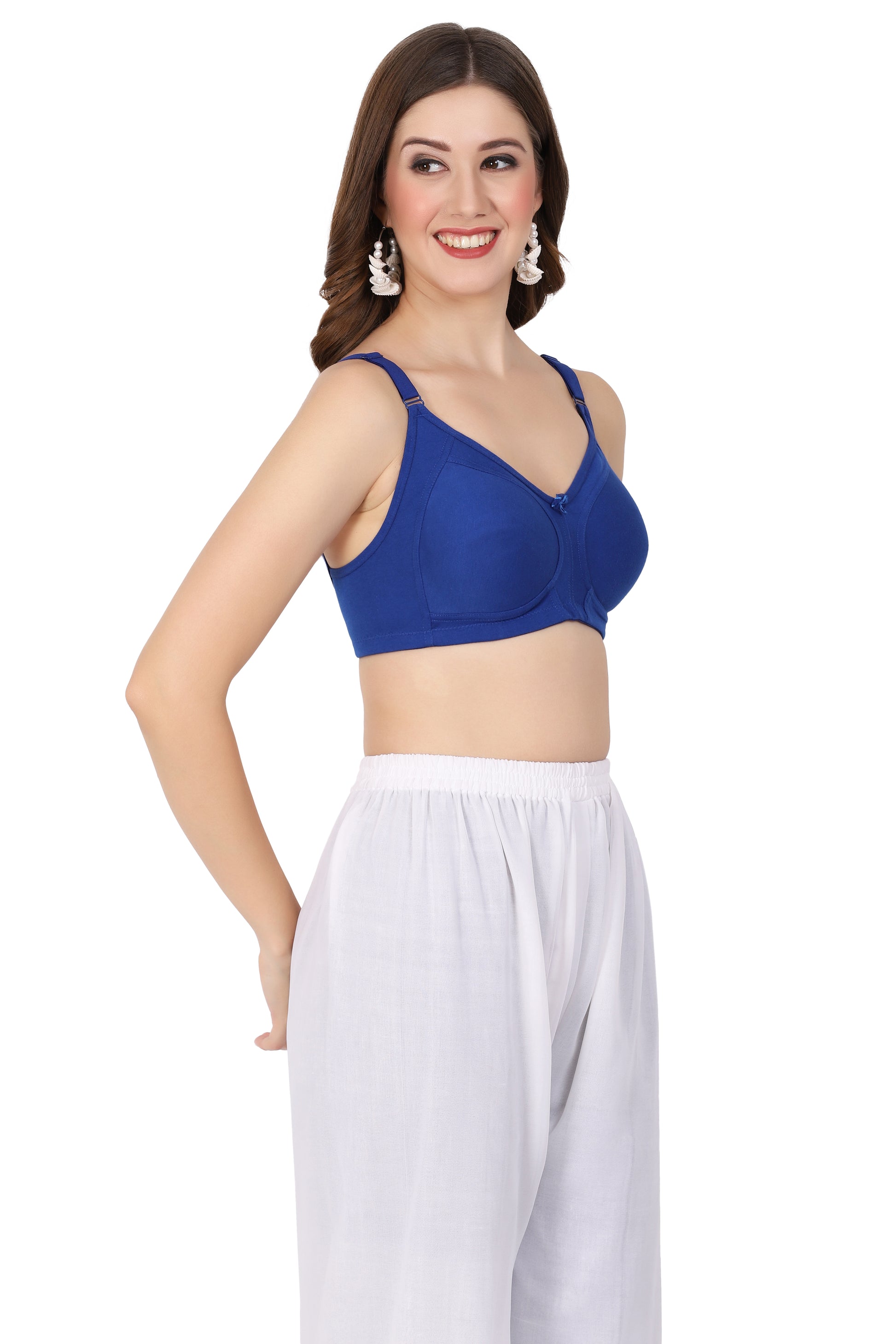 Stay comfy on long trips with this moulded cup bra – seamless support, pull-on closure, and a perfect fit in 34 bra size.

