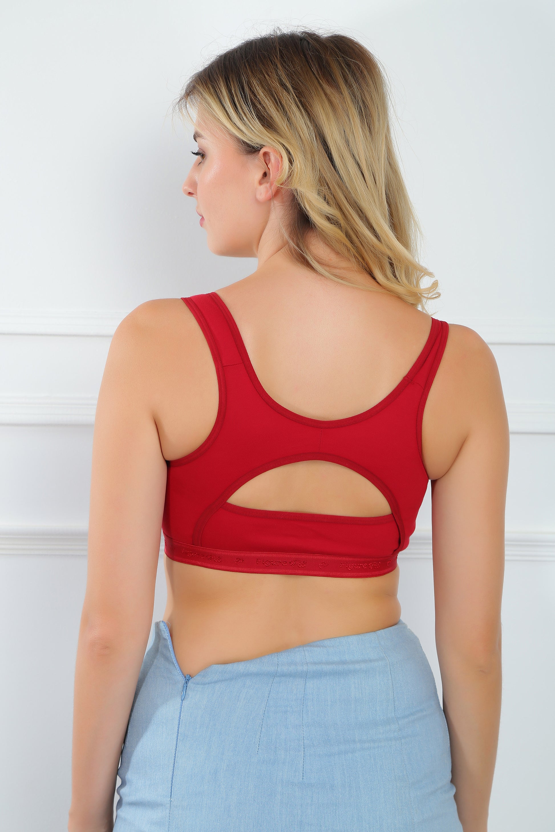 This Figure Fit sports bra ensures medium support with its padded design, making it ideal for all fitness activities.